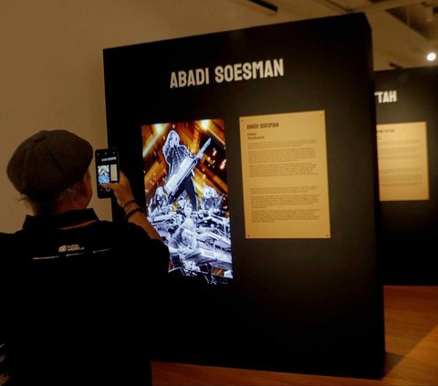 FOTO: Melihat Pameran Retrospektif 50 Tahun God Bless, Tampilkan Koleksi Karya dan Kostum