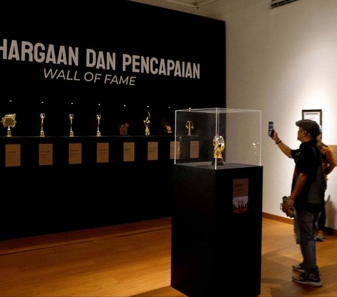 FOTO: Melihat Pameran Retrospektif 50 Tahun God Bless, Tampilkan Koleksi Karya dan Kostum