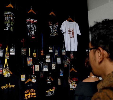 FOTO: Melihat Pameran Retrospektif 50 Tahun God Bless, Tampilkan Koleksi Karya dan Kostum