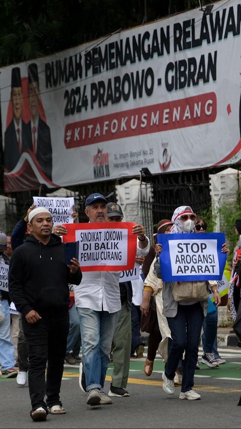 Dalam aksinya, mereka membawa sejumlah poster berisi tuntutan. BAY ISMOYO/AFP