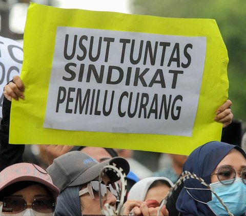 FOTO: Aksi Emak-Emak Geruduk Gedung KPU Tolak Kecurangan Pemilu 2024