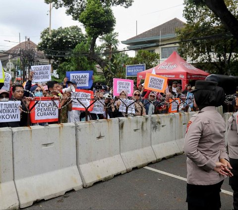 FOTO: Aksi Emak-Emak Geruduk Gedung KPU Tolak Kecurangan Pemilu 2024