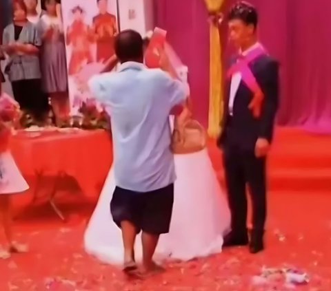Emotional Moment of a Father Coming to His Daughter's Wedding as an Uninvited Guest, Ending Makes Netizens Sad and Angry