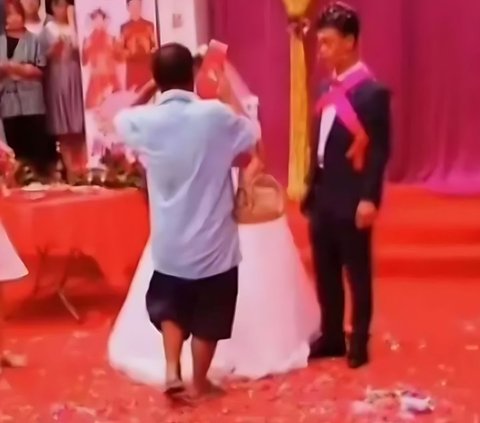 Emotional Moment of a Father Coming to His Daughter's Wedding as an Uninvited Guest, Ending Makes Netizens Sad and Angry