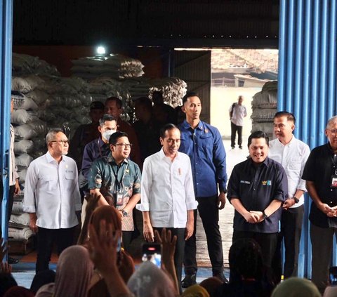 Presiden Jokowi Cek Stok Beras di Gudang Bulog Cibitung dan Serahkan Bantuan Pangan