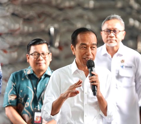 Presiden Jokowi Cek Stok Beras di Gudang Bulog Cibitung dan Serahkan Bantuan Pangan