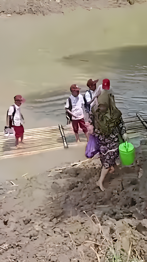 <b>Kisah Pilu Siswa SD di Serang, Demi Sekolah Bertaruh Nyawa Sebrangi Sungai Besar dengan Rakit hingga Harus Berenang</b><br>