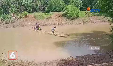 Anak-anak Tak Bisa Sekolah saat Banjir