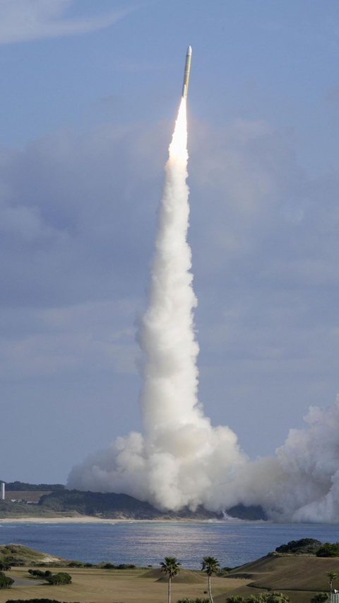 Kesuksesan peluncuran ini dibuktikan setelah mesin roket berhasil terbakar dan roket telah dikonfirmasi sudah mencapai orbit Bumi. Foto: Kyodo via REUTERS<br>