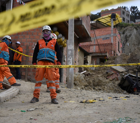 Tim penyelamat bekerja sama dengan penduduk La Paz, Bolivia melakukan upaya penyelamatan dan pencarian korban yang masih terkubur tanah longsor. Foto: REUTERS / Claudia Morales<br>