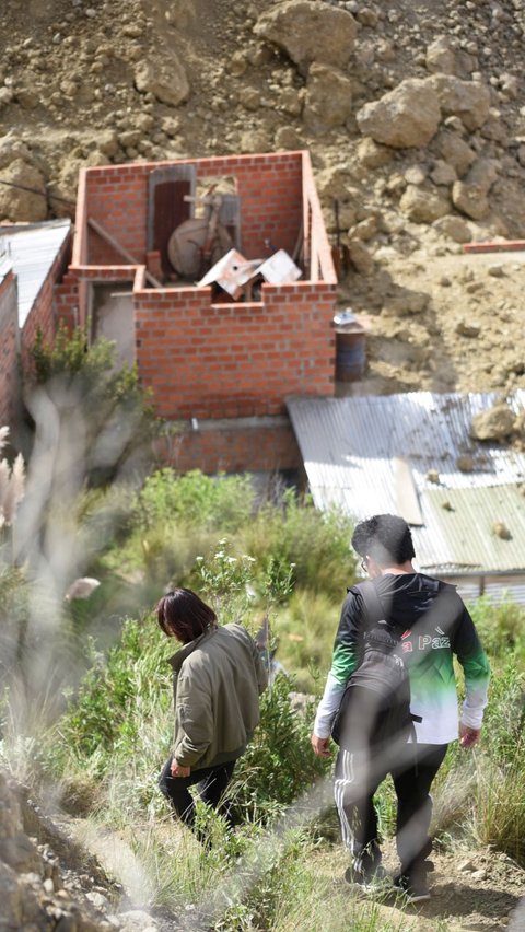 Pemerintah setempat juga telah mengeluarkan imbauan kepada warga yang rumahnya beresiko ambruk untuk segera mengungsi. Foto: REUTERS / Claudia Morales<br>