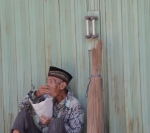 Kakek Ini Jualan Sapu Lidi Tapi Tak Laku, Tubuh Gemetar Minta Dagangannya Ditukar dengan Sebungkus Nasi