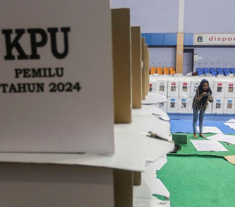 FOTO: Mengintip Kesibukan Petugas saat Rekapitulasi Surat Suara Pemilu 2024 se-Kecamatan Senen di GOR