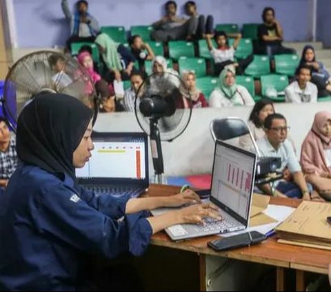 FOTO: Mengintip Kesibukan Petugas saat Rekapitulasi Surat Suara Pemilu 2024 se-Kecamatan Senen di GOR