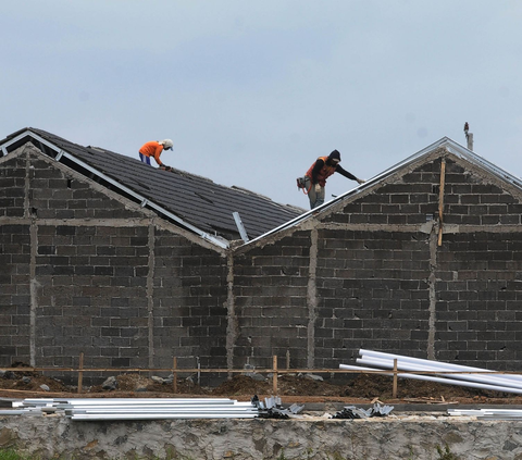 Pekerja menyelesaikan proyek pembangunan rumah subsidi di Kawasan Cibitung, Bekasi, Jawa Barat, Sabtu (17/2/2024). Foto: merdeka.com / Imam Buhori