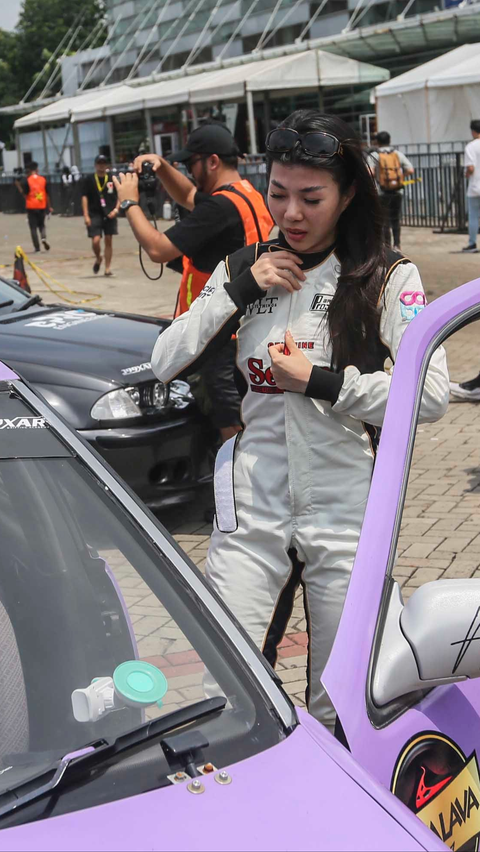 FOTO: Aksi Pembalap-Pembalap Cantik Memacu Adrenalin di Ajang Indonesia Drift Series 2024