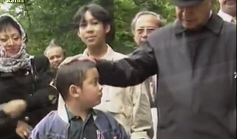 Menariknya, sosok Soeharto saat tiba di Jerman kala itu nampak selalu berada di sisi yang tak jauh dari kedua cucu.