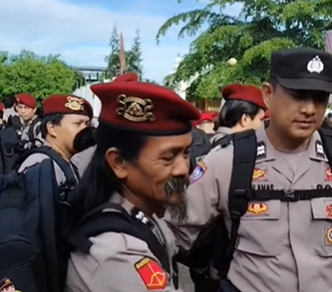 Tak Disangka Polisi, Pria Berambut Gondrong Berkumis Tebal Beruban ini Ternyata Seniornya Reserse