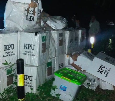 Truk Pengangkut Logistik Pemilu di NTT Tabrak Pembatas Jalan, 5 Kotak Suara Rusak