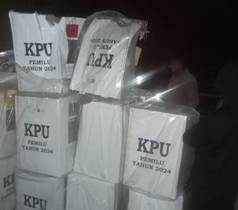 Truk Pengangkut Logistik Pemilu di NTT Tabrak Pembatas Jalan, 5 Kotak Suara Rusak