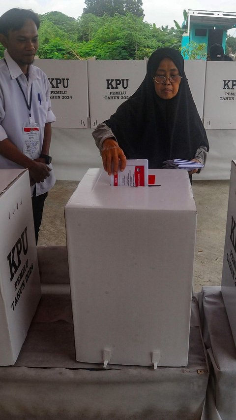 FOTO: Suasana TPS di Tangerang Selatan Gelar Pemungutan Suara Susulan Akibat Banjir