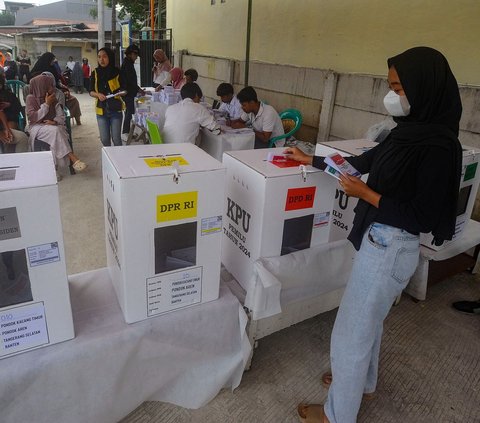 FOTO: Suasana TPS di Tangerang Selatan Gelar Pemungutan Suara Susulan Akibat Banjir