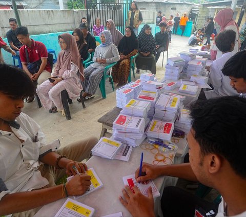 FOTO: Suasana TPS di Tangerang Selatan Gelar Pemungutan Suara Susulan Akibat Banjir