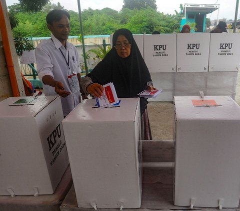 FOTO: Suasana TPS di Tangerang Selatan Gelar Pemungutan Suara Susulan Akibat Banjir