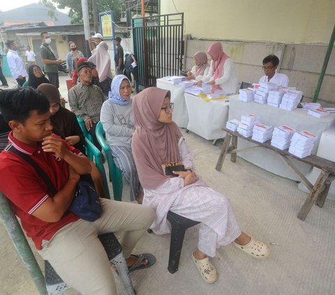 FOTO: Suasana TPS di Tangerang Selatan Gelar Pemungutan Suara Susulan Akibat Banjir