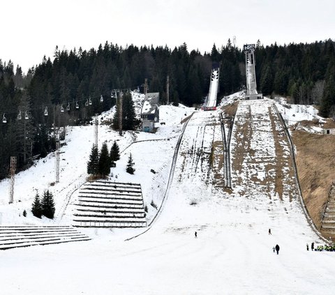 Beginilah kondisi arena lompat ski yang terbengkalai di Gunung Igman, dekat Sarajevo, Bosnia-Herzegovina, pada 7 Februari 2024, ketika kota tersebut tengah memperingati 40 tahun Olimpiade Musim Dingin 1984. ELVIS BARUKCIC/AFP<br>