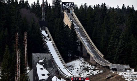 Salah satu fasilitas Olimpiade yang hancur dan terbengkalai akibat perang ini adalah arena lompat ski.<br>
