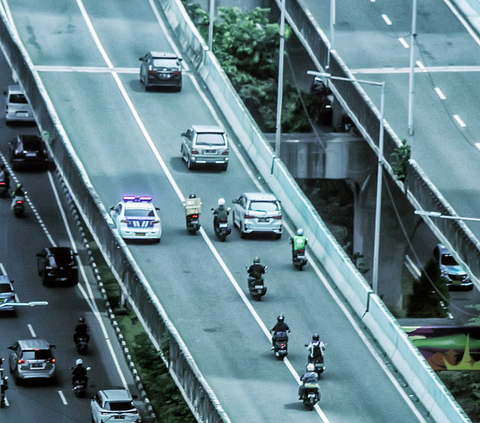 Lawan Arah Hindari Razia Polisi, Pemotor Tewas Tertabrak Mobil di JLNT Casablanca