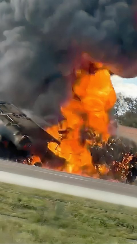 Video Terrifying Moment Private Jet Crashes into Car on Toll Road, 2 People Dead