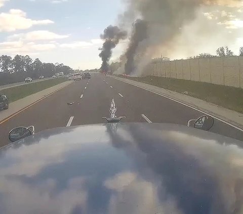 Chilling Moment Private Jet Crashes into Cars on Toll Road, 2 People Killed
