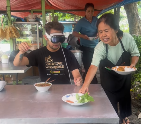 Feels like in a 5-star hotel, this man uses Apple Vision Pro to eat street-side Soto