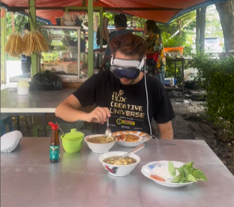 Feels like in a 5-star hotel, this man uses Apple Vision Pro to eat street-side Soto