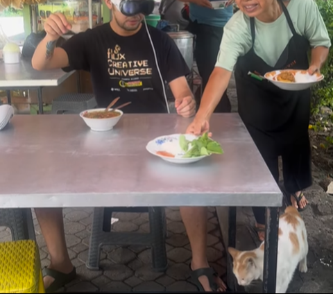 Feels like in a 5-star hotel, this man uses Apple Vision Pro to eat street-side Soto