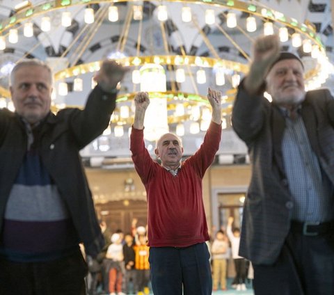 Sejumlah jemaah lanjut usia atau lansia mengikuti kelas kebugaran di sebuah masjid di distrik Bagcilar, Istanbul, pada 8 Februari 2024. Sejak Januari lalu, sebanyak 11 masjid di Istanbul membuka kelas kebugaran untuk jemaah lansia. YASIN AKGUL/AFP 