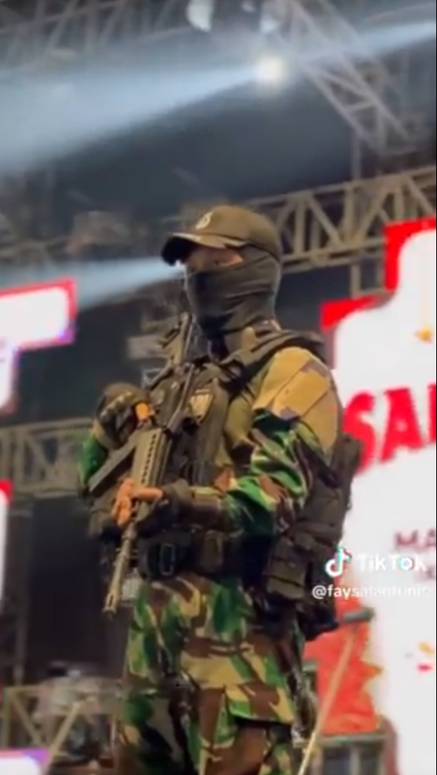 Viral Aksi Gus Iqdam Dikawal Anggota TNI Bersenjata Lengkap Bergaya Siap Tempur di Acara Keagamaan