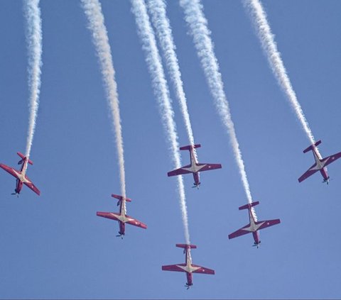 Tim Aerobatik Jupiter TNI AU menggebrak langit Singapura dengan manuver-manuver sangarnya menjelang Singapore Airshow, 2024, pada Minggu (18/2/2024). Ini merupakan latihan lanjutan Tim Jupiter TNi Au setelah melakukan latihan perdana pada Sabtu (17/2) kemarin. Roslan Rahman/AFP