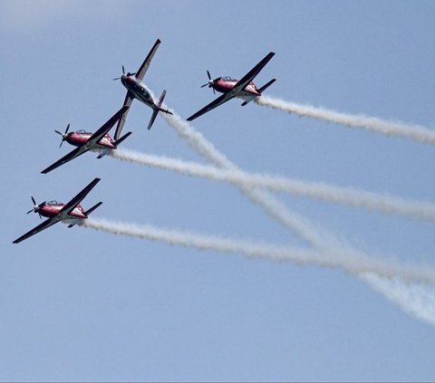 FOTO: Spektakuler, Ini Manuver Sangar Tim Aerobatik Jupiter TNI AU Jelang Singapore Airshow