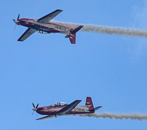 FOTO: Spektakuler, Ini Manuver Sangar Tim Aerobatik Jupiter TNI AU Jelang Singapore Airshow