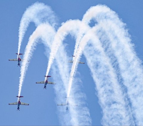 FOTO: Spektakuler, Ini Manuver Sangar Tim Aerobatik Jupiter TNI AU Jelang Singapore Airshow