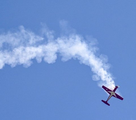 FOTO: Spektakuler, Ini Manuver Sangar Tim Aerobatik Jupiter TNI AU Jelang Singapore Airshow