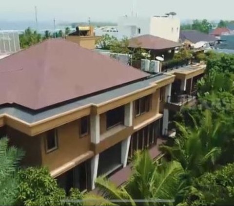 10 Portraits of Jennifer Jill's Luxury House with a Rp100 Million Monthly Electricity Bill, Complete with a Bulletproof Party Room