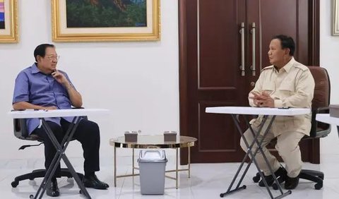 Prabowo duduk bersebelahan dengan Presiden SBY dengan sebuah meja kecil sebagai pemisah keduanya.