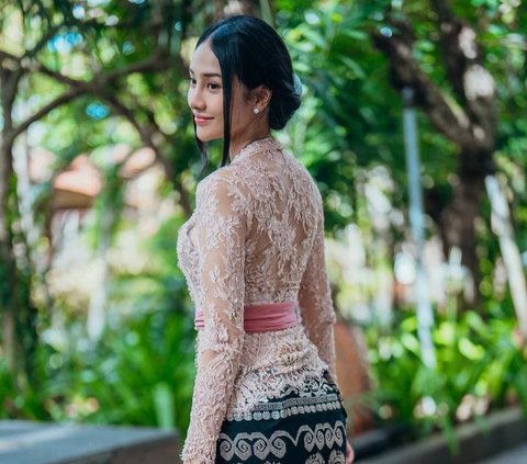 Anggun dan Menawannya Anya Geraldine Tampil Berkebaya bak Gadis Bali, Senyum Manisnya Sukses Curi Perhatian