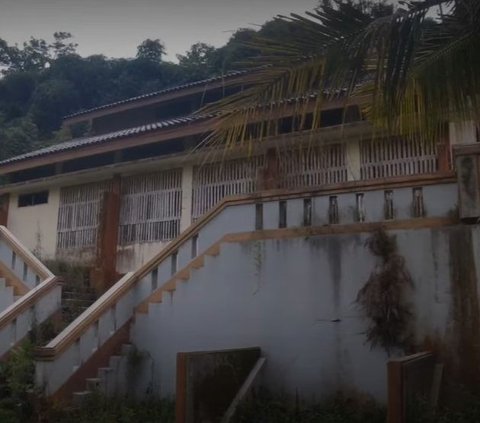 Dalam video yang diunggah kanal YouTube Hardi ArtVenture, Selasa (09/01), kondisi vila tersebut tampak rusak dan kotor. Berikut ulasannya: <br><br>