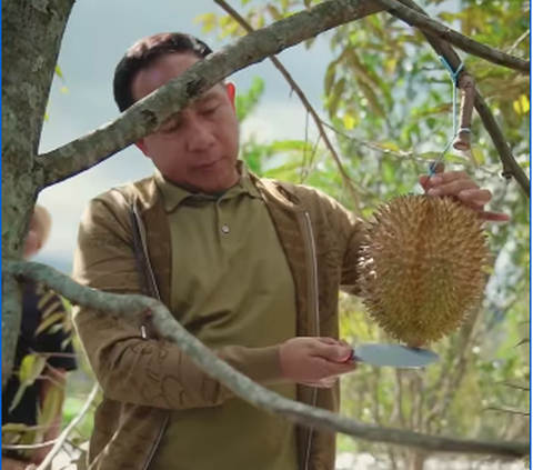 Menengok Panglima TNI Cek Kebun Durian, Asik Banget Lagi Panen Santap di Tempat