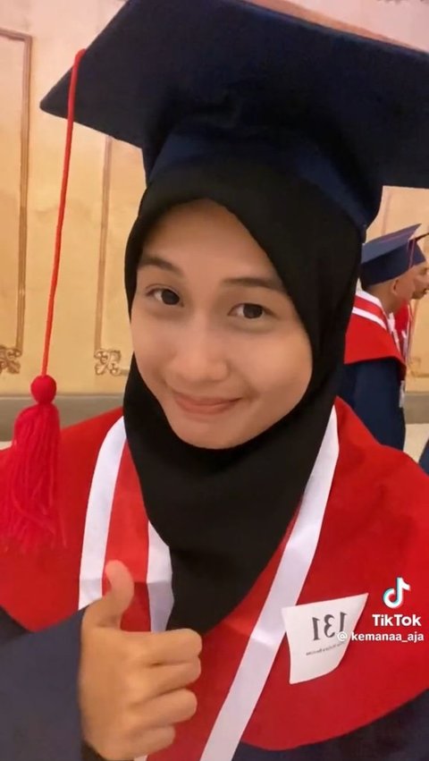 Viral Curhatan Mahasiswi Wisuda Tanpa Kehadiran Orang Tua, Kisahnya Bikin Haru<br>